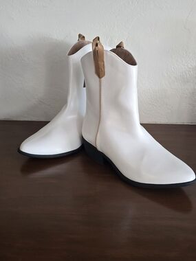 Journee Collection White Western Ankle Booties NIB Size 9 1/2M